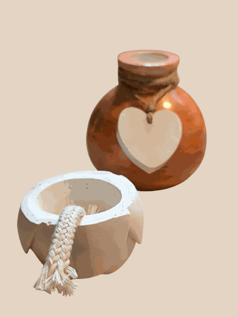 Vase boule marron et coeur avec rose envers.png