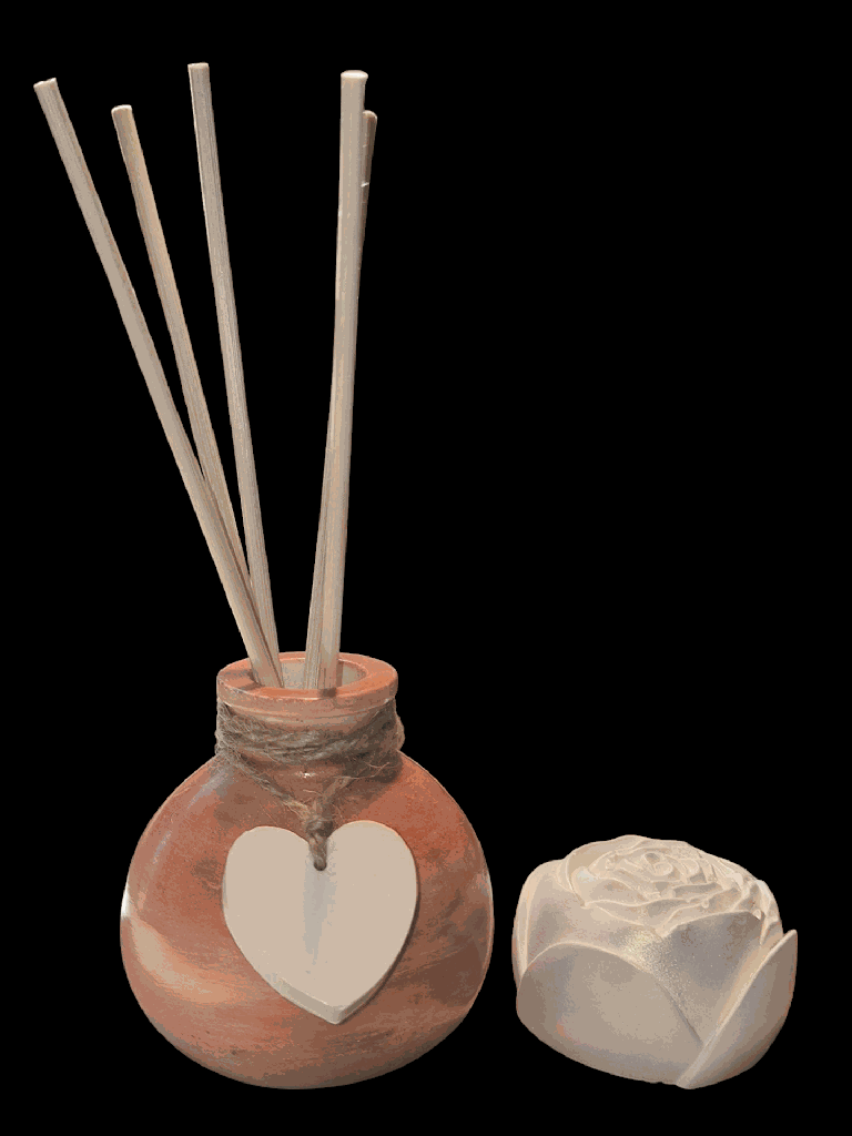 Vase boule marron et coeur avec rose et batonnets.png