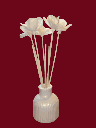 Vase rayure blanc nacré batonnets et fleurs.png