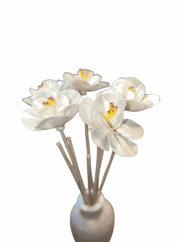 Vase rayure blanc nacré batonnets et fleurs vu de haut.webp