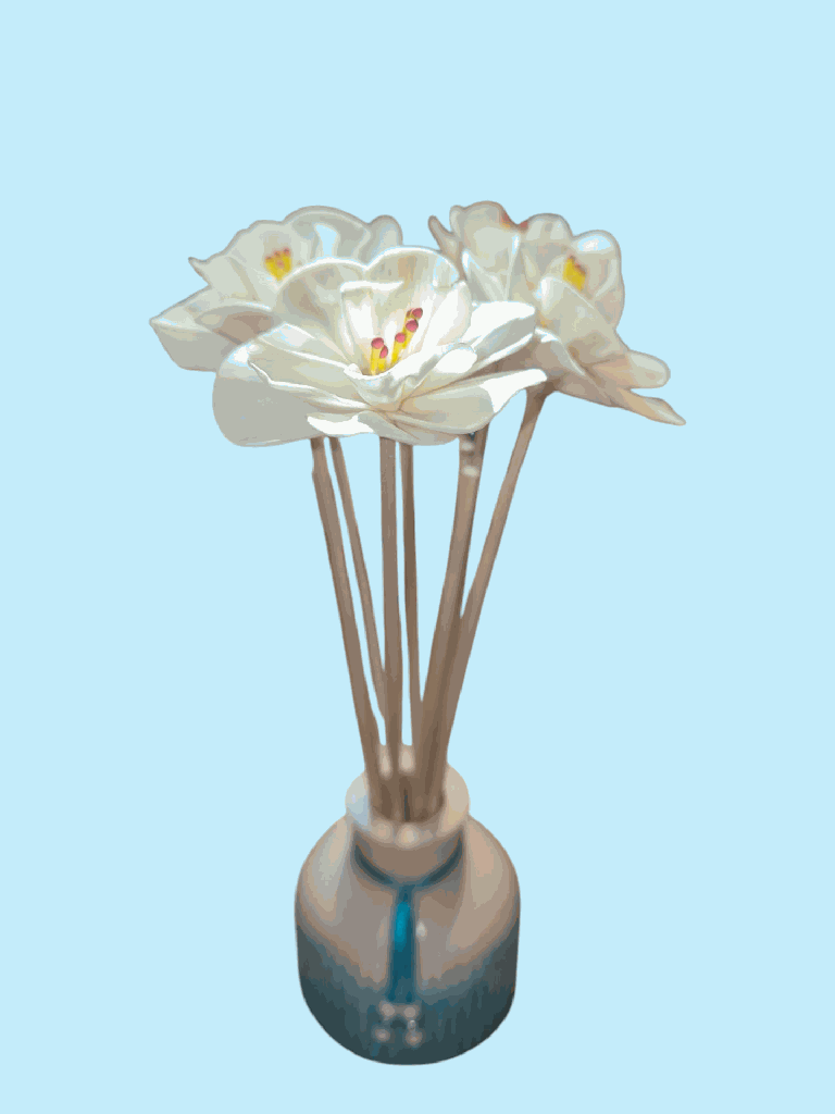 Vase rayure bleu batonnets et fleurs vu de haut.png