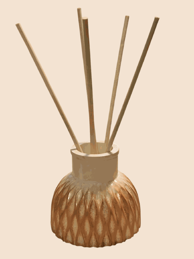 vase strié marron batonnets.png