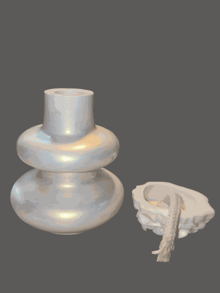 Vase vague blanc  nacré avec rose envers.png
