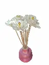 Vase vague rose batonnets et fleur vu de haut.webp