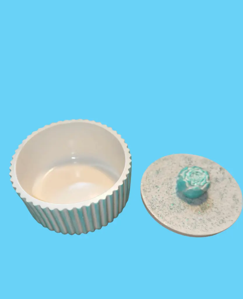 Boite vert turquoise ouverte.webp
