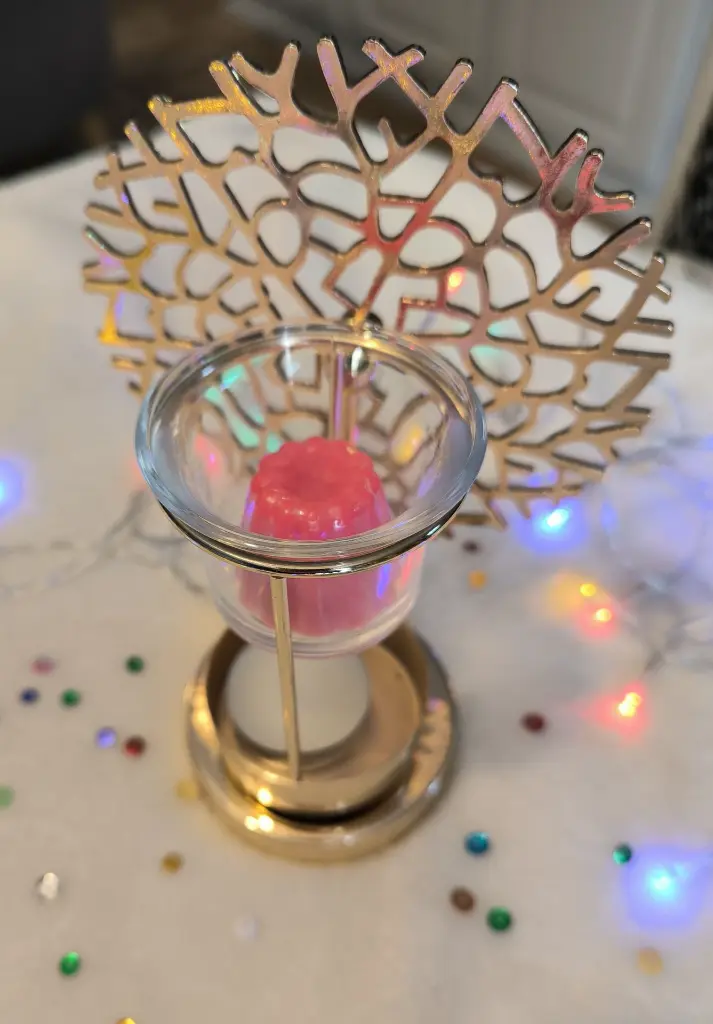 Bruleur corail, coupelle en verre, metal doré, vu de dessus.webp