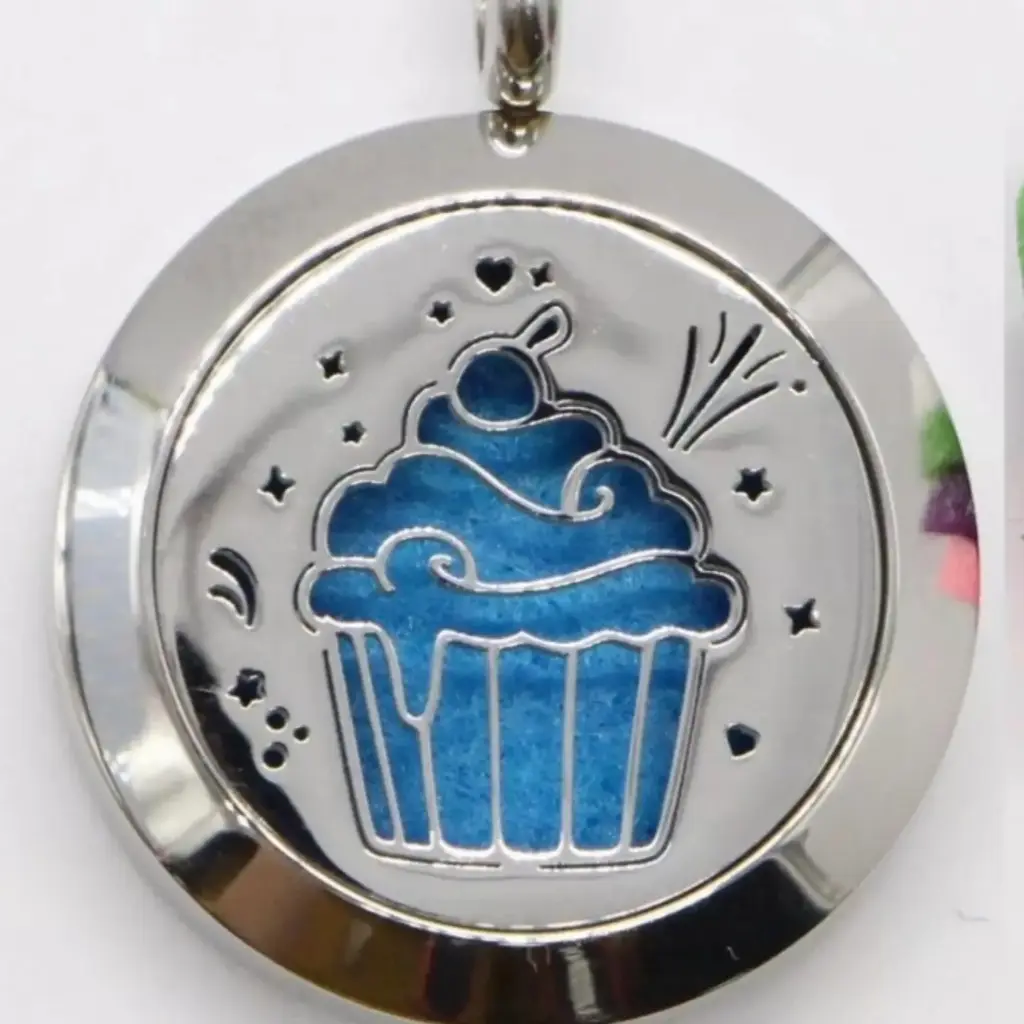 Collier Diffuseur ou a parfumer / Bijou Aromathérapie / en Inox et Buvards Fournis / Bijoux Diffuseur de Parfum et Huiles Essentielles (idée cadeau) 3 motifs : Cupcake, Papillon, feuille.                              Cordon tour de cou noir (des chaines en mailles de serpent sont disponibles sur ce site)