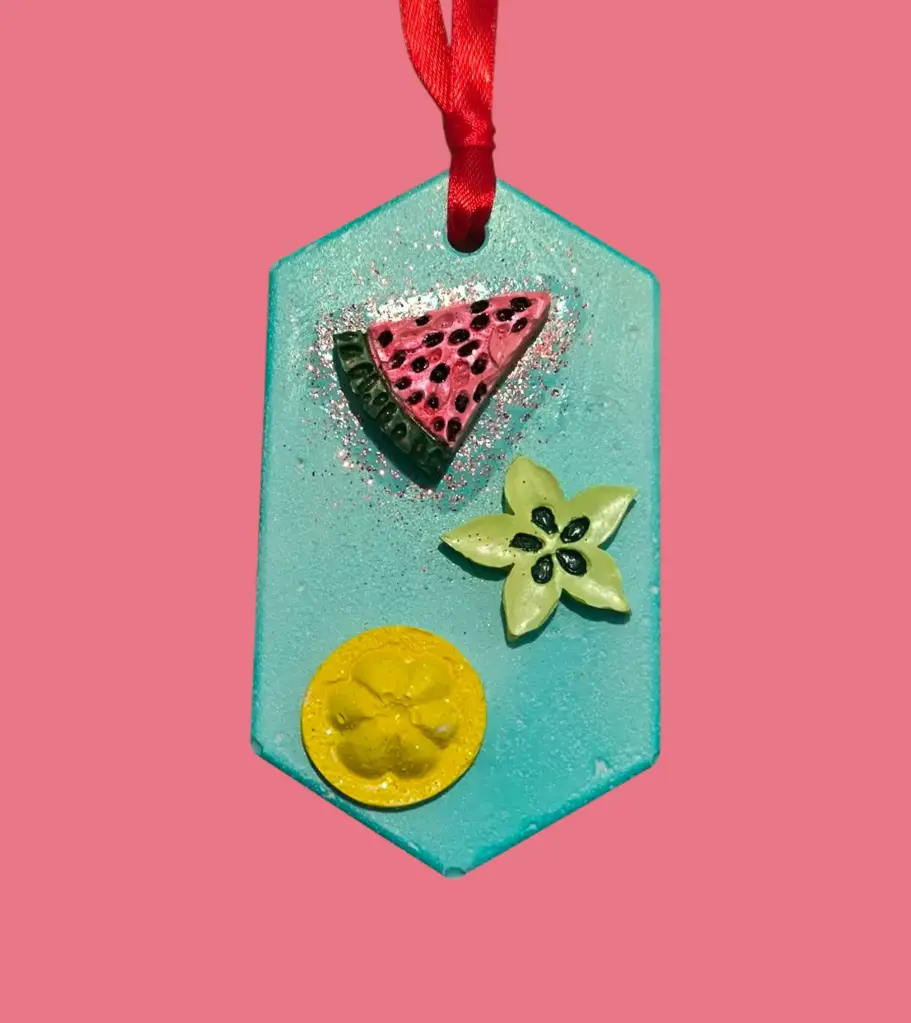 Suspension en plâtre "FRUITS ET PAILLETTES" à parfumer avec une recharge de parfum d'ambiance disponible sur la boutique   