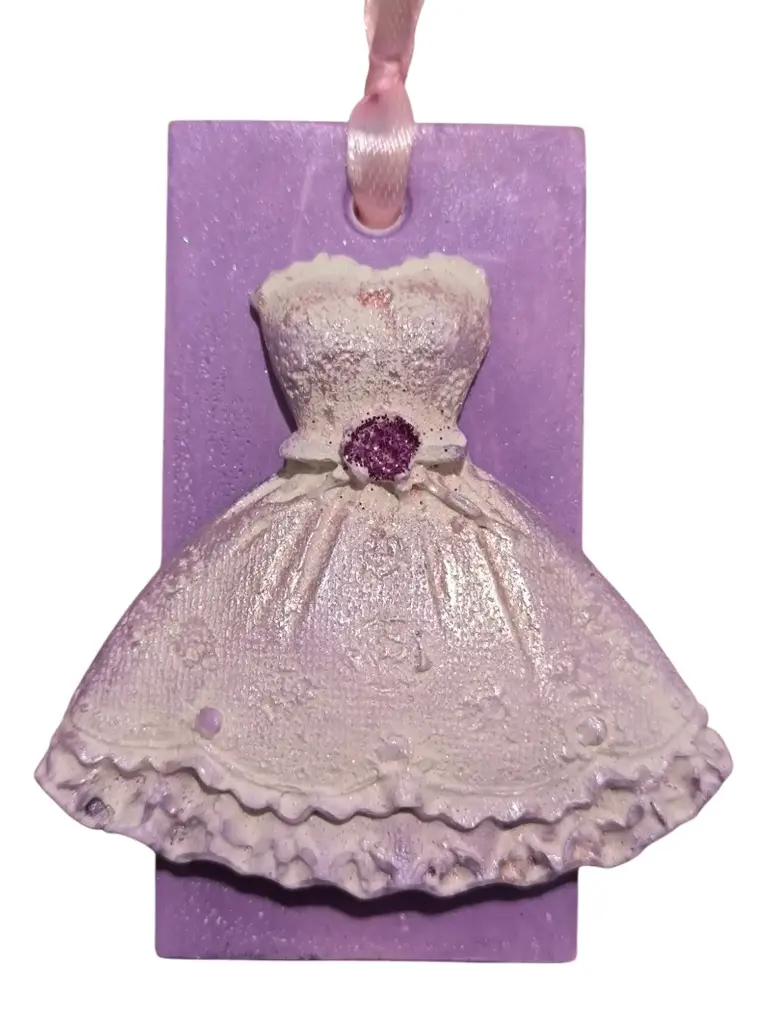 Suspension en plâtre "ROBE MAUVE" à parfumer avec une recharge de parfum d'ambiance disponible sur la boutique 