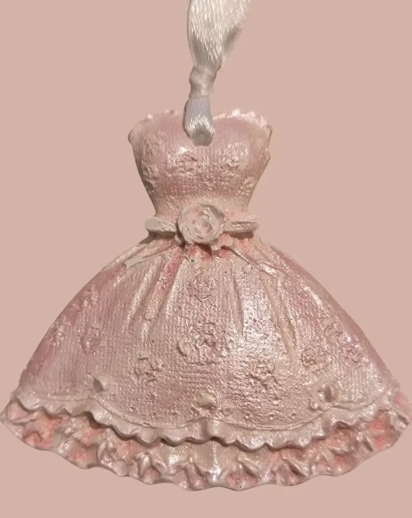 Suspension en plâtre "ROBE ROSE CLAIR" à parfumer avec une recharge de parfum d'ambiance disponible sur la boutique  