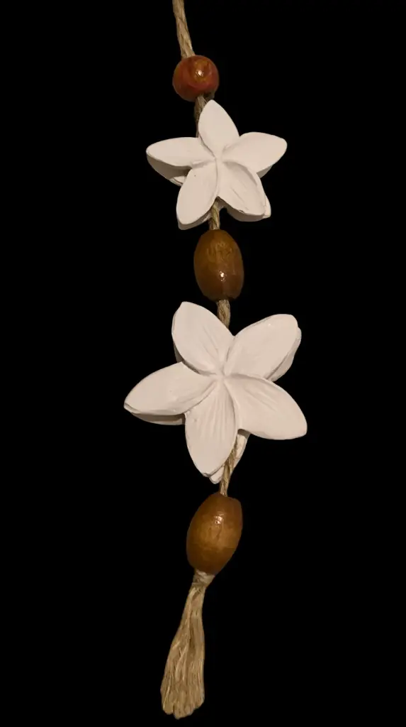 Suspension en plâtre "FLEURS DE TIARE" à parfumer avec une recharge de parfum d'ambiance disponible sur la boutique        