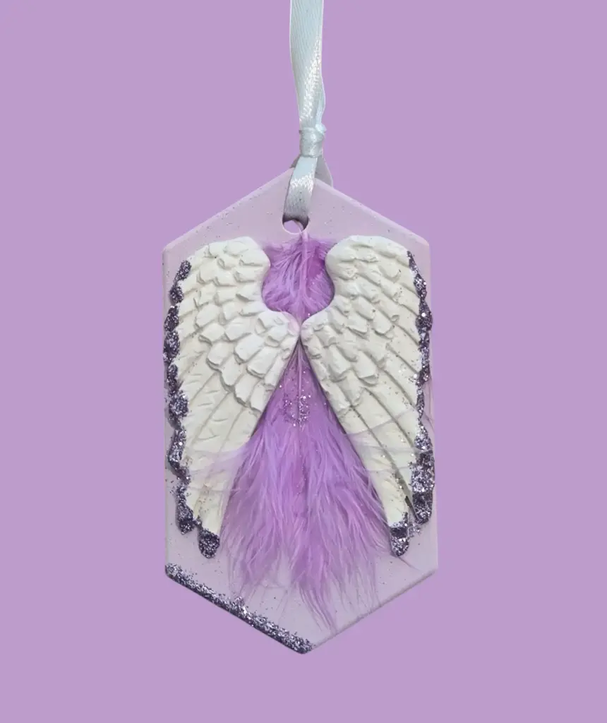 Suspension en plâtre "AILES D'ANGE ET PLUME" à parfumer avec une recharge de parfum d'ambiance disponible sur la boutique
