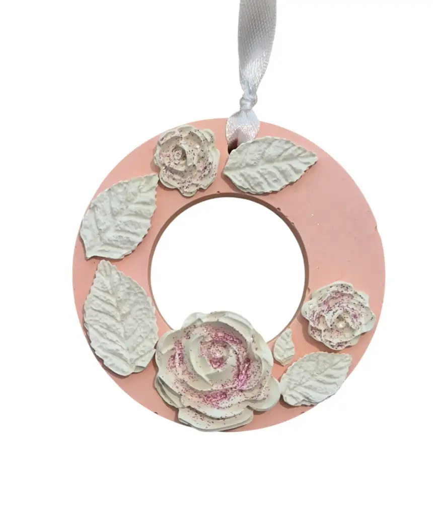 Suspension en plâtre "Roses et feuilles" à parfumer avec une recharge de parfum d'ambiance disponible sur la boutique 