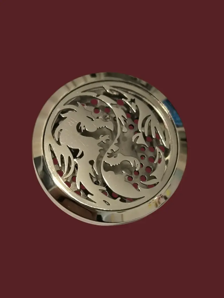 Clip Diffuseur a parfumer / Pour  PARFUMER votre VOITURE / en Inox, 5 Buvards Fournis / Clip Diffuseur de Parfum et Huiles Essentielles (idée cadeau) 6 motifs : Dragon, Ange, Flamant rose, Attrape rêve, Be happy, feuille. Le buvard se place à l'intérieur.          