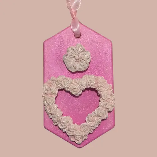 Suspension en plâtre "COEUR DE ROSES" à parfumer avec une recharge de parfum d'ambiance disponible sur la boutique 