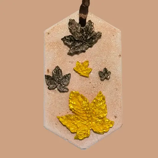 Suspension en plâtre "FEUILLES MORTES" à parfumer avec une recharge de parfum d'ambiance disponible sur la boutique 