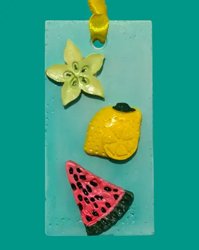 Suspension en plâtre "FRUITS" à parfumer avec une recharge de parfum d'ambiance disponible sur la boutique  