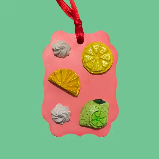 Suspension en plâtre "FRUITS ET CREME" à parfumer avec une recharge de parfum d'ambiance disponible sur la boutique   