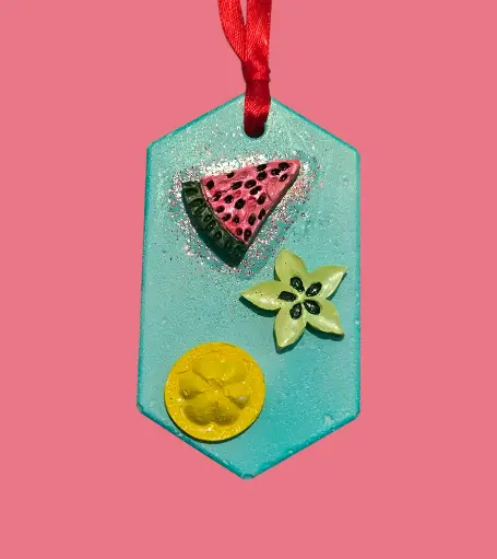 Suspension en plâtre "FRUITS ET PAILLETTES" à parfumer avec une recharge de parfum d'ambiance disponible sur la boutique   