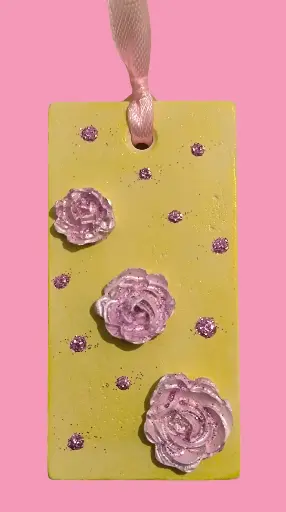 Suspension en plâtre "JAUNE ET ROSES" à parfumer avec une recharge de parfum d'ambiance disponible sur la boutique    