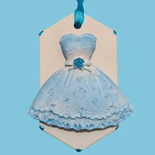 Suspension en plâtre "ROBE BLEUE" à parfumer avec une recharge de parfum d'ambiance disponible sur la boutique   