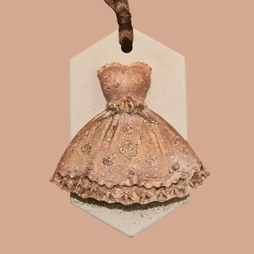 Suspension en plâtre "ROBE MARRON" à parfumer avec une recharge de parfum d'ambiance disponible sur la boutique   