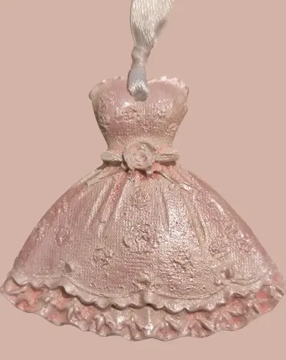 Suspension en plâtre "ROBE ROSE CLAIR" à parfumer avec une recharge de parfum d'ambiance disponible sur la boutique  