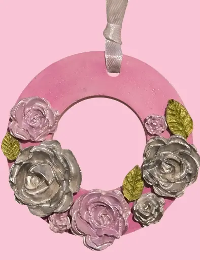 Suspension en plâtre "ROSES" à parfumer avec une recharge de parfum d'ambiance disponible sur la boutique   