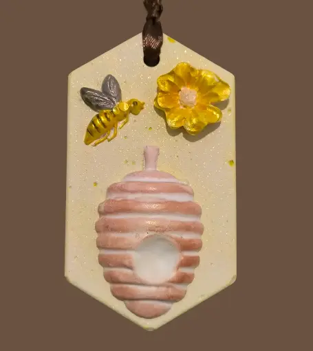 Suspension en plâtre "RUCHE" à parfumer avec une recharge de parfum d'ambiance disponible sur la boutique    