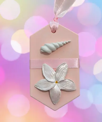 Suspension en plâtre "Fleur de tiaré et coquillage" à parfumer avec une recharge de parfum d'ambiance disponible sur la boutique  