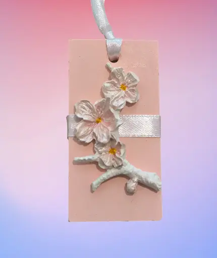 Suspension en plâtre "Fleur de cerisier" à parfumer avec une recharge de parfum d'ambiance disponible sur la boutique  