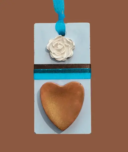 Suspension en plâtre "Cœur marron et rose" à parfumer avec une recharge de parfum d'ambiance disponible sur la boutique  
