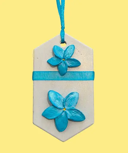 Suspension en plâtre "Fleur de tiaré bleu" à parfumer avec une recharge de parfum d'ambiance disponible sur la boutique  