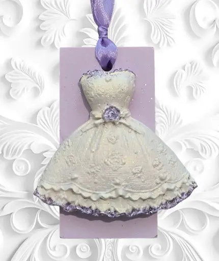 Suspension en plâtre "Robe blanche et mauve" à parfumer avec une recharge de parfum d'ambiance disponible sur la boutique  