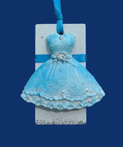 Suspension en plâtre "Robe bleu et argent" à parfumer avec une recharge de parfum d'ambiance disponible sur la boutique 