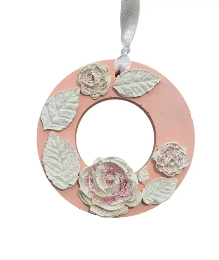Suspension en plâtre "Roses et feuilles" à parfumer avec une recharge de parfum d'ambiance disponible sur la boutique 