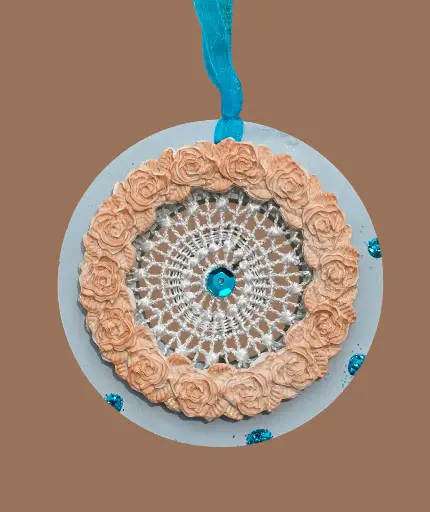 Suspension en plâtre "Roses et dentelle" à parfumer avec une recharge de parfum d'ambiance disponible sur la boutique 
