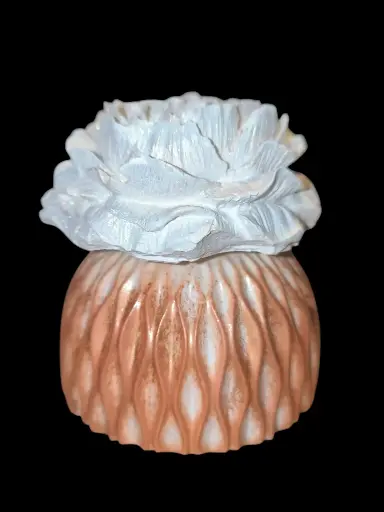 Diffuseur par Capillarité pour Parfums d'Ambiance - Diffuseur strié marron avec fleur en plâtre et 5 BATONNETS (fabrication artisanale) pièce unique. Pensez à lire les recommandations d'utilisation.